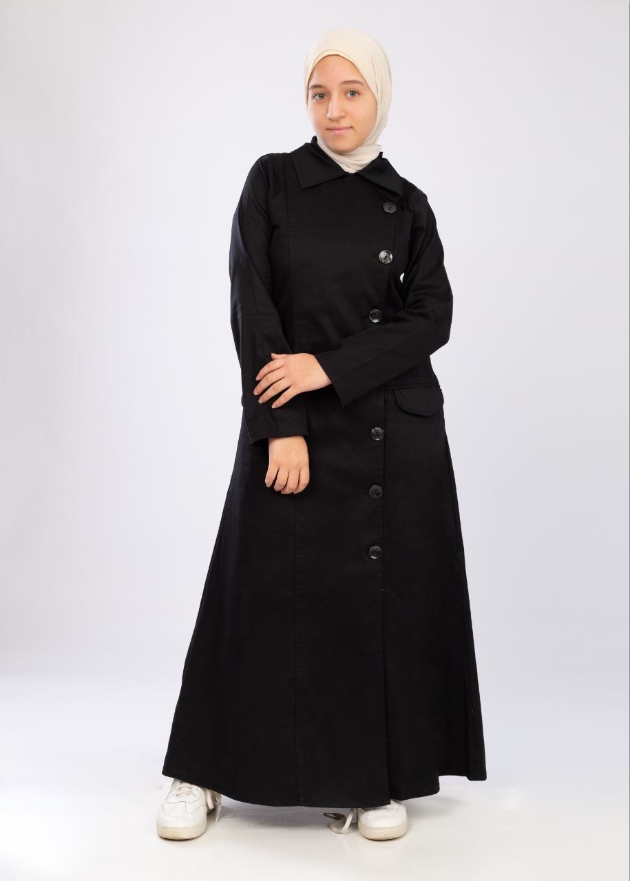 فستان بنات محتشم من الجاباردين مع أكمام طويلة وطية أنيقة، من ماركة Hijaby.eg، يظهر التصميم والتفاصيل في الصورة