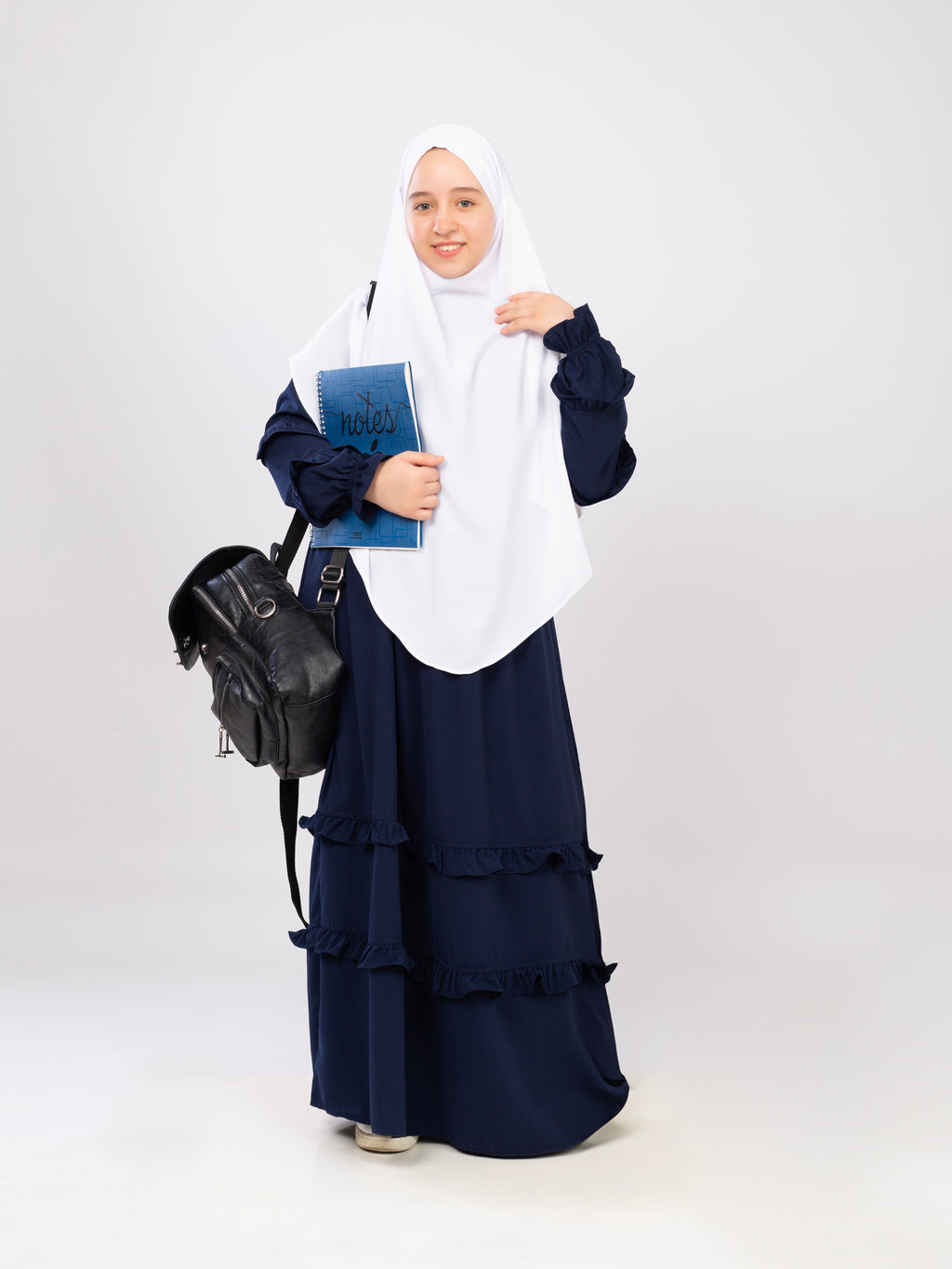 عباية مدرسية للبنات من حجاب يخت، قماش ملكي ناعم مع حافة مزخرفة من الرفرف، تظهر بشكل أنيق ومريح