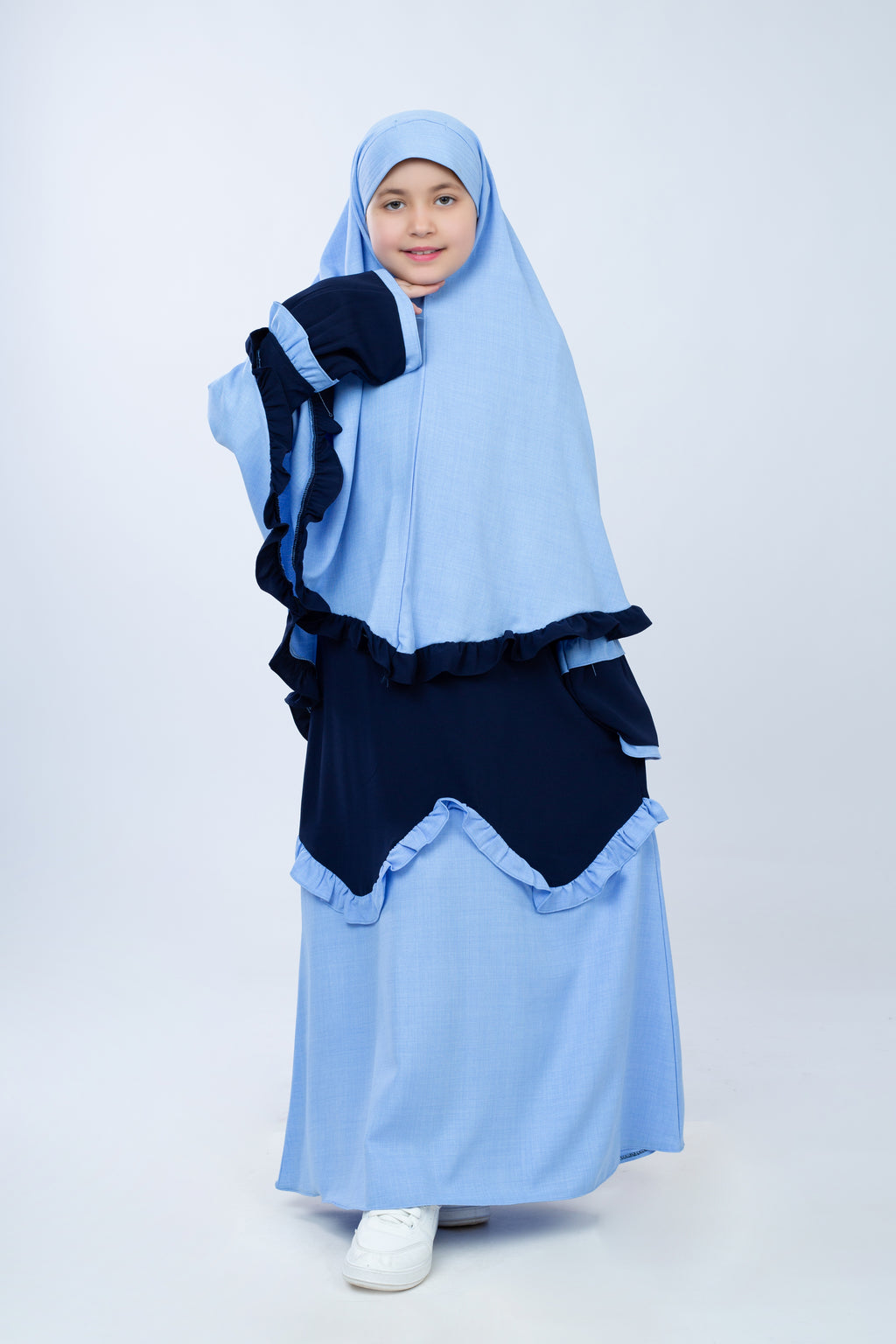 طقم بنات أنيق من الكتان بأسلوب فرنسي بلونين، ملابس صيفية فاخرة من Hijaby.eg يظهر في الصورة.