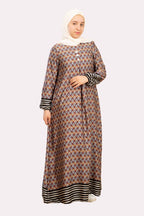 فستان ساتان زهري مزهر للفتيات من Hijaby.eg بتصميم أنيق وأنيق بطول ميدي مع ألوان زاهية ومظهر فاخر