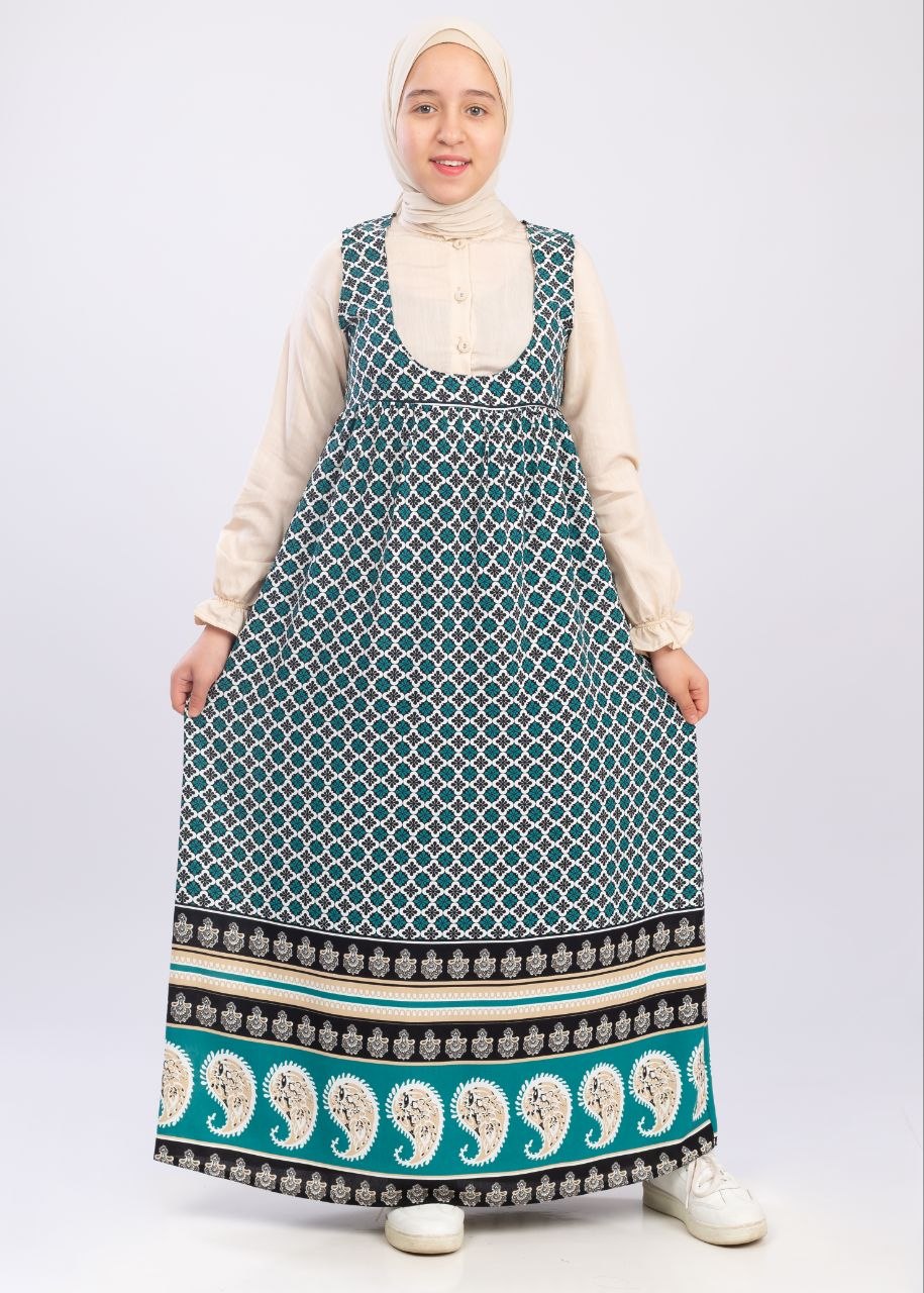 فستان بنات من الكتان المزهر وتصميم 2 في 1 مع قميص مرفق، من ماركة Hijaby.eg، يظهر التصميم الأنيق والألوان الزهرية